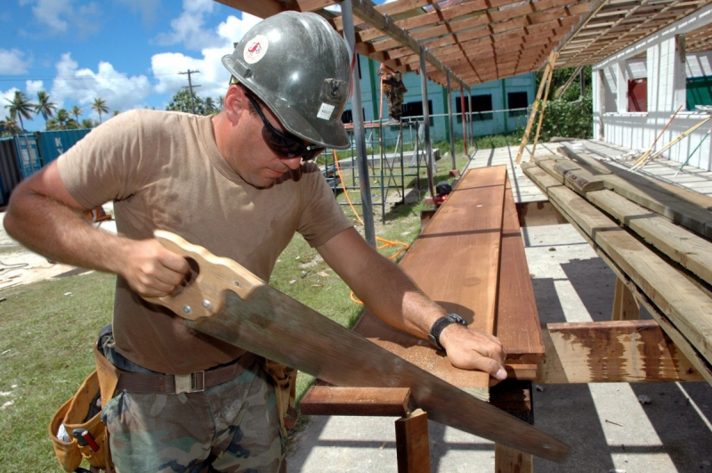 menuisier-LE CASTELLET-min_worker_construction_building_carpenter_male_job_build_helmet-893290